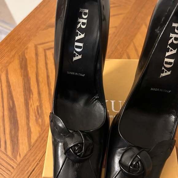 PRADA BLACK PUMPS AUTHENTIC STUNNING VINTAGE RARE ROSETTE DETAILS - Picture 4 of 15